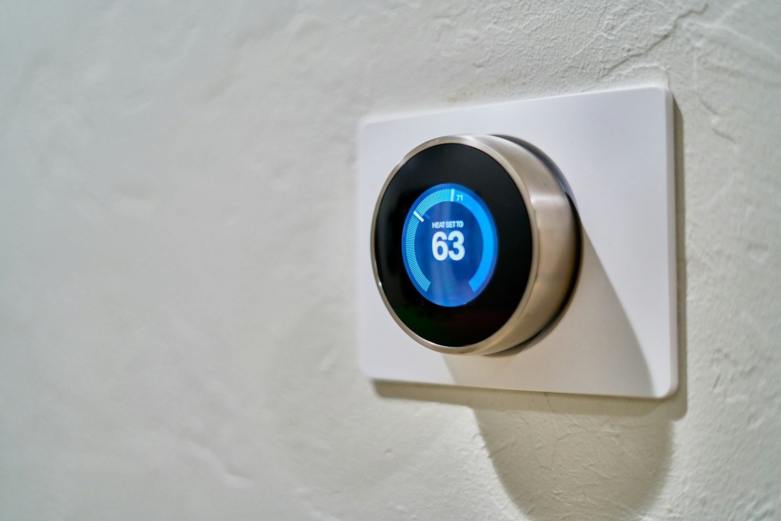 Smart thermostat on a wall helping homeowners save energy in 2026